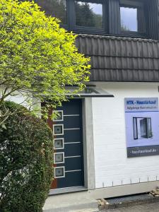 ein Garagentor mit einem Schild an der Seite eines Hauses in der Unterkunft Lenne Studio in Lennestadt