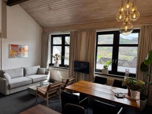 ein Wohnzimmer mit Sofa und Tisch in der Unterkunft Lenne Studio in Lennestadt