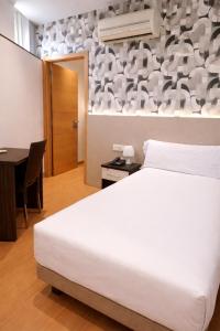 Llit o llits en una habitació de Hotel Elizalde