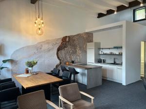 eine Küche und ein Esszimmer mit Tisch und Stühlen in der Unterkunft Lenne Studio in Lennestadt