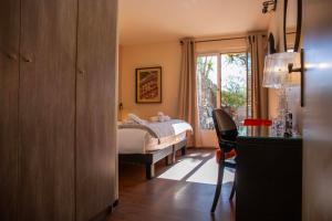 Llit o llits en una habitació de Hôtel & Spa Le Madeloc - Collioure Centre