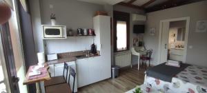 a small room with a kitchen and a bedroom at EntrePontes in Tui