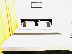 a bedroom with a large bed with white sheets at Modern Ground Level 1BR Apartment - Prime Location in North Vancouver +8 photos