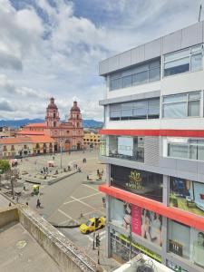 a view of a city street with a building at Apartamento T Premium in Ipiales