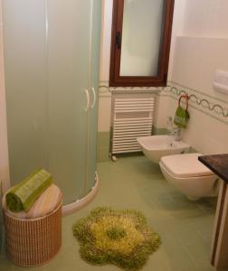Un baño con ducha, inodoro y lavabo. en Villa Giulia - Sicilian Luxury Garden, en Punta Secca 38 fotos más