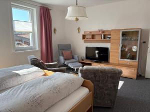 a hotel room with a bed and a tv at Glück Auf in Goslar