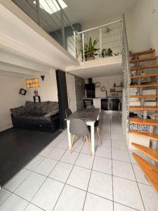 a living room with a table and a couch at Villa 4 personnes avec jardinet résidence Le Scarlett in Palavas-les-Flots