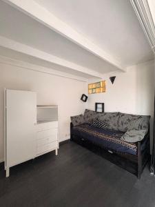 a bedroom with a bed and a white dresser at Villa 4 personnes avec jardinet résidence Le Scarlett in Palavas-les-Flots