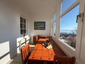 a dining room with a table with a cat sitting on it at Appartementhaus, Villa Katharina, Sassnitz in Sassnitz +63 photos