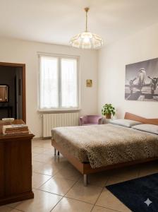 a bedroom with a bed and a chandelier at Casa Vacanze Valvendra in Lovere