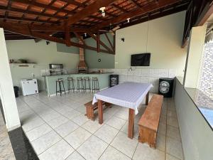 a patio with a table and a stove in a kitchen at Aconchego do Lago in Espirito Santo Do Pinhal