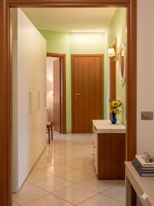 a hallway with a door leading to a room at Casa Vacanze Valvendra in Lovere +22 photos