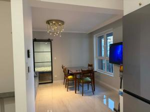 a dining room with a table and chairs and a television at Apartament Ablewicza VIP in Tarnów