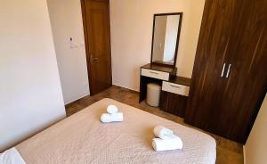 a bedroom with two towels on a bed at Zen Villa Porto Molo in Ávdhira
