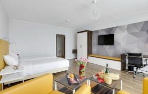 a hotel room with a bed and a desk at MONTAGO Monteur-Apartmenthaus Frankfurt Airport in Neu Isenburg