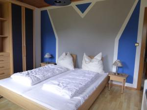 Säng eller sängar i ett rum på Haus Siebenbruenn
