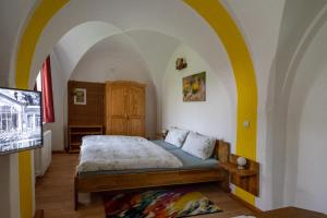 a bedroom with a bed in a room with arch ceilings at Ferienwohnung Reichel in Remptendorf