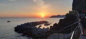 a crowd of people on a beach at sunset at CaTorre 14 in Riomaggiore