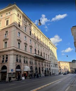 ein großes Gebäude an einer Straßenseite in der Unterkunft Florea Palace in Rom