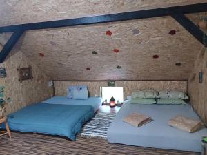 zwei Betten in einem Zimmer mit einer Steinwand in der Unterkunft Max in Bihać