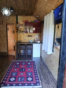 Innenansicht einer Küche mit einem Teppich auf dem Boden in der Unterkunft Max in Bihać
