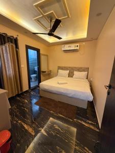 a bedroom with a bed and a ceiling fan at Hotel Tapovan Hills in Rishīkesh