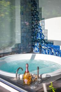 una vasca da bagno con un vaso e due bicchieri da vino di Positano Art Hotel Pasitea a Positano