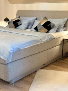 a bed with pillows on it in a bedroom at Harz-Fewo Weitsicht, modern & ruhig mit 2 Balkonen, Jura Kaffeevollautomat, Kaminofen, Gäste mit Hund willkommen in Bad Harzburg
