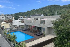 Außenansicht eines Hauses mit Swimmingpool in der Unterkunft mrsbutt inn in Aka