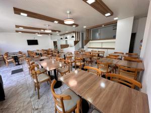 an empty restaurant with wooden tables and chairs at Continente Park in San Clemente del Tuyú