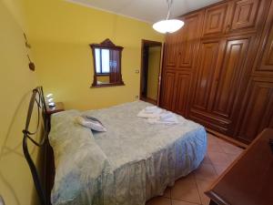 a bedroom with a bed with towels on it at Casa Del Cuore in Torre Pellice