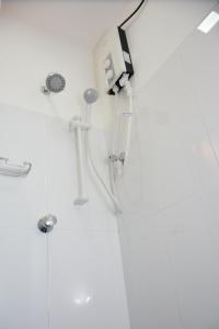La salle de bains est pourvue d'une douche. dans l'établissement Meili Lanka City Hotel, à Kandy