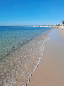 a beach with the ocean and the shoreline at Sole in Quartu Sant'Elena