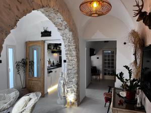 a living room with an archway and a kitchen at دارالقوس in Sfax