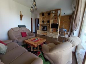 a living room with two couches and a coffee table at Apartman Milekic in Mrkonjić Grad