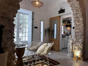 a living room with a table and chairs and a kitchen at دارالقوس in Sfax +4 photos