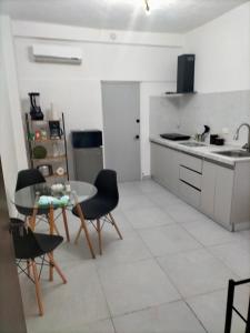 a kitchen with a table and some chairs and a table and a kitchen at Depa Loft Monterrey cerca de Fundidora, Macroplaza y Barrio Antiguo in Monterrey
