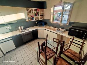 a kitchen with a sink and a table and two chairs at Chambre Pessac proche rocade aéroport in Pessac