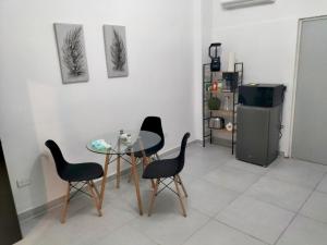 a dining room with a glass table and chairs at Depa Loft Monterrey cerca de Fundidora, Macroplaza y Barrio Antiguo in Monterrey