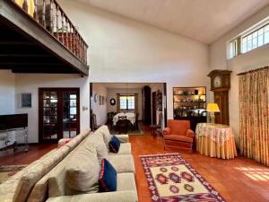 a living room with a couch and a table at Casa de praia com piscina in Árvore