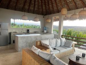 a kitchen and living room with a couch and a counter at habitación en Casa Palma y Coco in Playa Agua Blanca