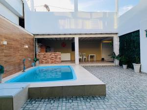 a swimming pool in the backyard of a house at Jesaluguel-de-casa in Cabo Frio