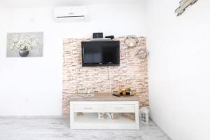 โทรทัศน์และ/หรือระบบความบันเทิงของ Belisima Sea View Apartment Rab