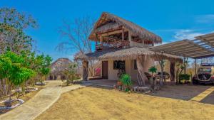 a small house with a thatched roof at Cabañas Raíces del Cielo in Estorpio
