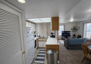 a room with a kitchen and a living room at Passive Stays Mountain Home 2BR in Mountain Home