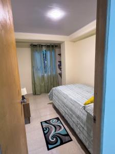 a bedroom with a bed and a door leading into a room at Apartamento elegante en el Centro in Cocorná