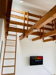 a ladder and a television in a room at Monteur Apartment Lingen Zentrum in Lingen