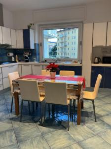 a kitchen with a table with chairs and a tableasteryasteryasteryasteryasteryastery at Blue Sea Salerno in Salerno