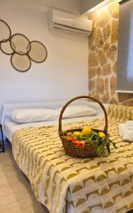 a basket of fruit sitting on a bed at Casa Bella a Skala 1 in Skala