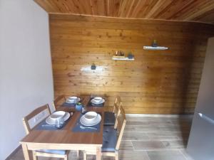 a dining room with a wooden wall at CdR Casa do Rei in Lajes das Flores +2 photos
